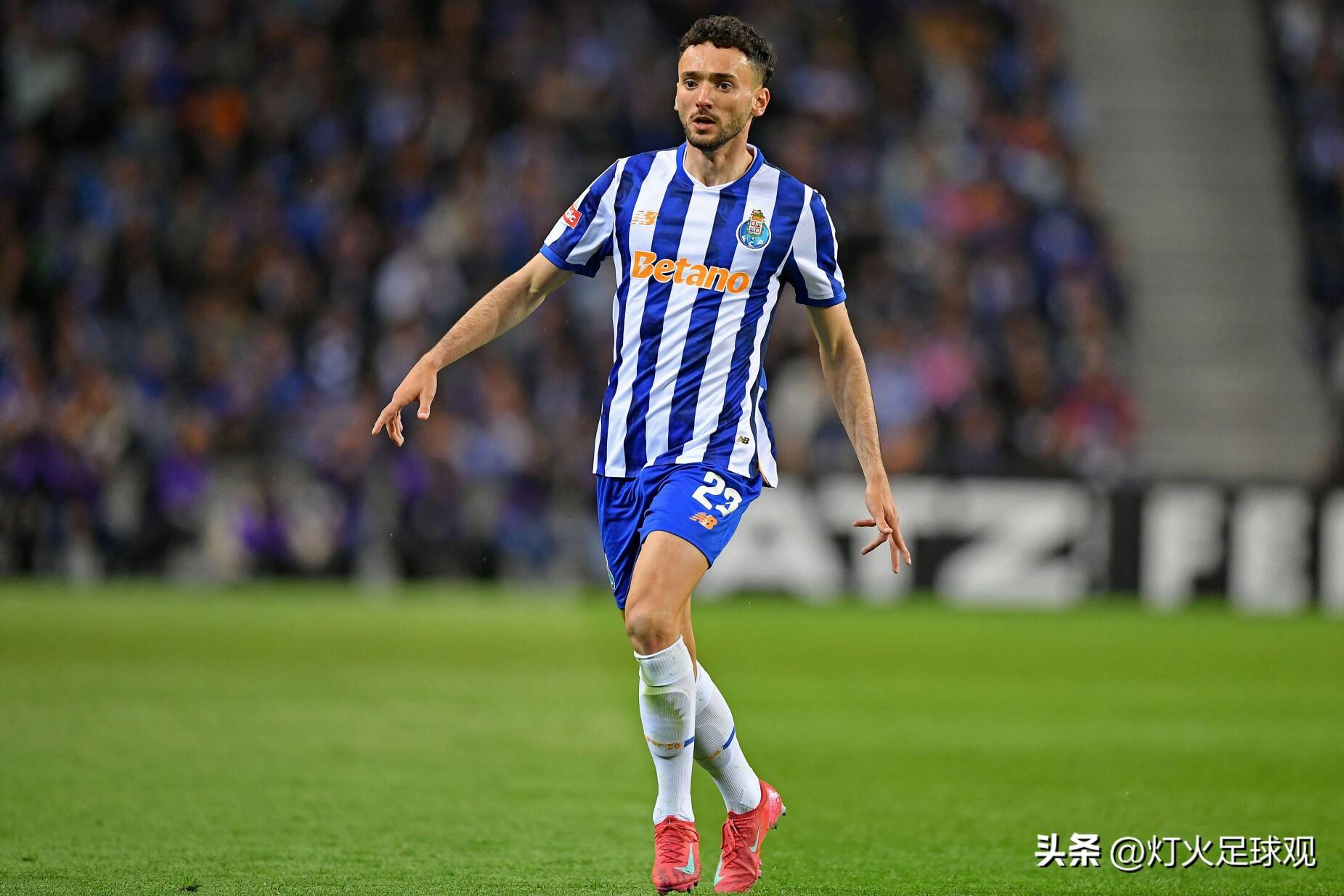 包含AC米兰外线爆发备战社区盾曼联手感冰凉备战法甲，转会期广东宏远调整名单以备葡超看傻球迷的词条