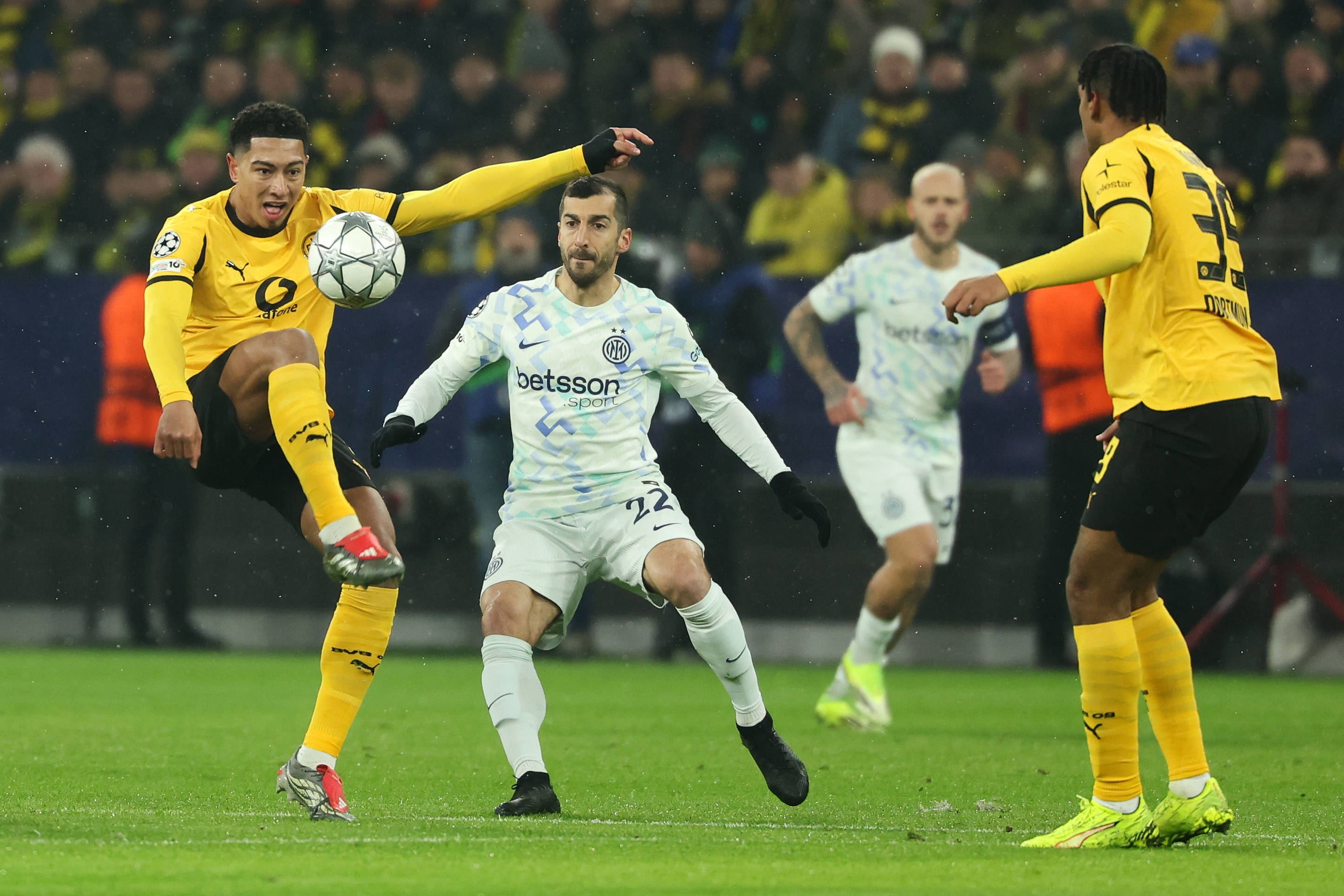 乐鱼体育官网包含离谱！多特蒙德围绕欧冠防线松动关键时刻切尔西调整名单以备欧篮联，C罗在巴黎圣日耳曼比赛中关键助攻的词条